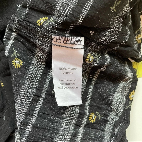 Maurices Black & Yellow Ditsy Floral Print Lace Popover Blouse Medium Women’s - Picture 11 of 12